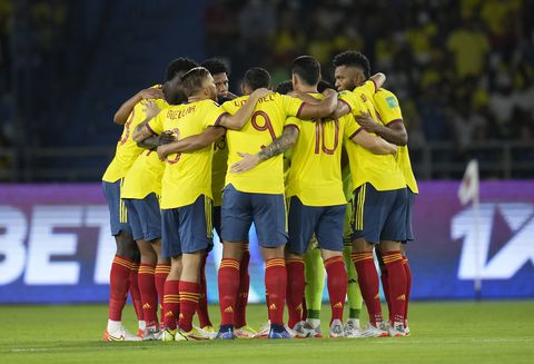 Colombia's players huddle before the start of a qualifying soccer match against Paraguay for the FIFA World Cup Qatar 2022, at Metropolitano stadium in Barranquilla, Colombia, Tuesday, Nov. 16, 2021. (AP Photo/Fernando Vergara)