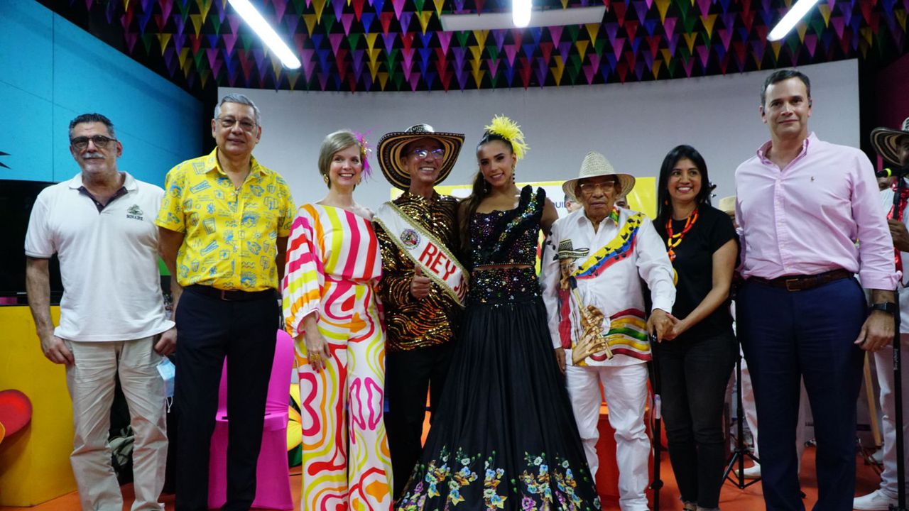 Reyes del carnaval junto con directivos de Carnaval S.A.S