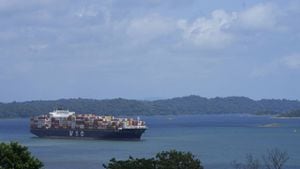 Un buque de carga espera en el lago Gatún para poder acceder al Canal de Panamá.