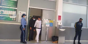 Ratifican sentencia al exalcalde de Barranquilla, conocido como El Cura Hoyos. Imagen del 2021 cuando fue capturado y dejado en libertad.