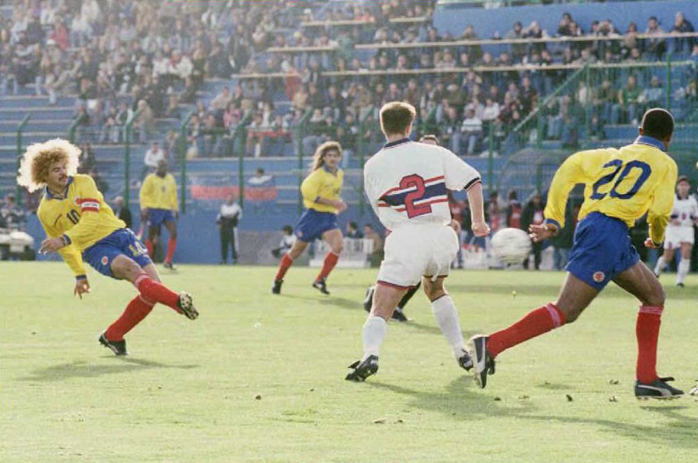 (Con este movimiento, el Pibe Valderrama marcó un gol contra la Selección de Estados Unidos durante la Copa América de 1995, en Uruguay. En este partido, el equipo de Colombia se disputaba la medalla de bronce del certamen. La consiguió tras vencer 4-1 al equipo estadounidense. Foto: Miguel Rojo / AFP