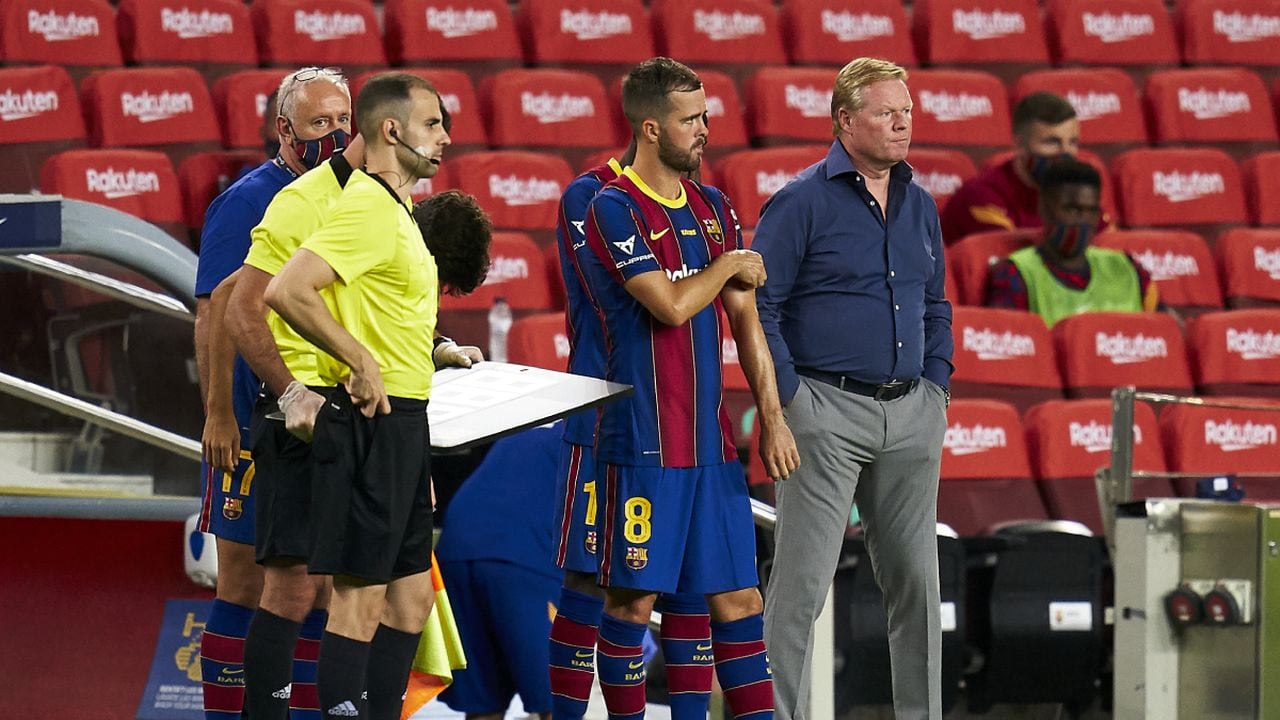 BARCELONA, SPAIN - SEPTEMBER 19: Miralem Pjanic and Ronald Koeman, head coach of FC Barcelona during the Joan Gamper Trophy match between FC Barcelona and Elche CF at Camp Nou on September 19, 2020 in Barcelona, Spain. (Photo by Getty Images/Pedro Salado/Quality Sport Images)