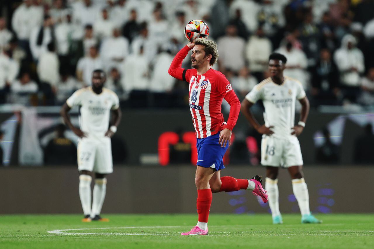 Antoine Griezmann, del Atlético de Madrid, celebra el segundo gol de su equipo durante el partido de semifinales de la Supercopa de España entre el Real Madrid CF y el Atlético de Madrid disputado en el Al-Awwal Park el 10 de enero de 2024 en Riad, Arabia Saudí.