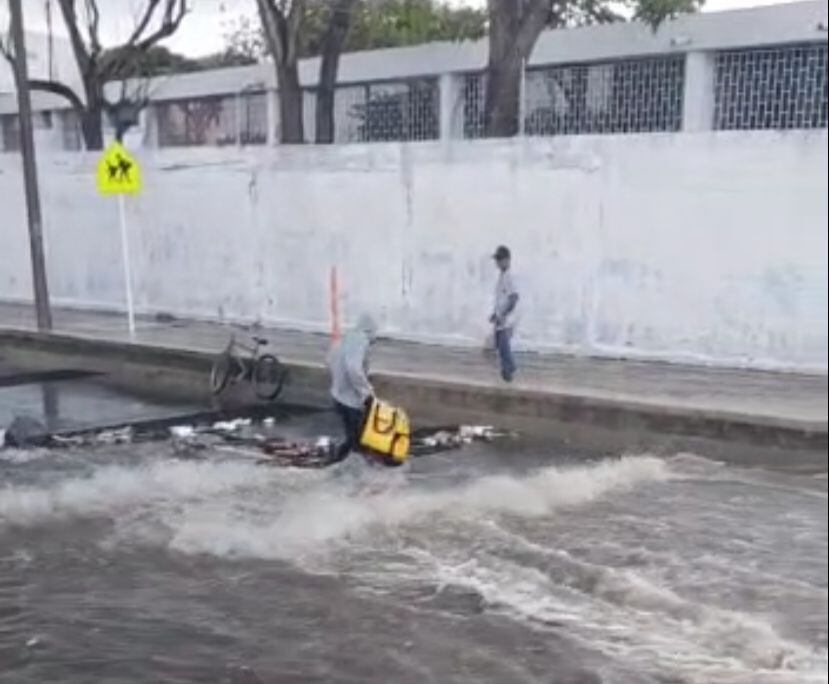 Domiciliario arrastrado por arroyo en Barranquilla.