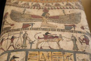 Las pinturas se ven en un sarcófago que tiene alrededor de 2500 años, del sitio de entierro recién descubierto cerca de la necrópolis de Saqqara en Egipto, durante una presentación en Giza, Egipto, el 30 de mayo de 2022. Foto REUTERS/Mohamed Abd El Ghany