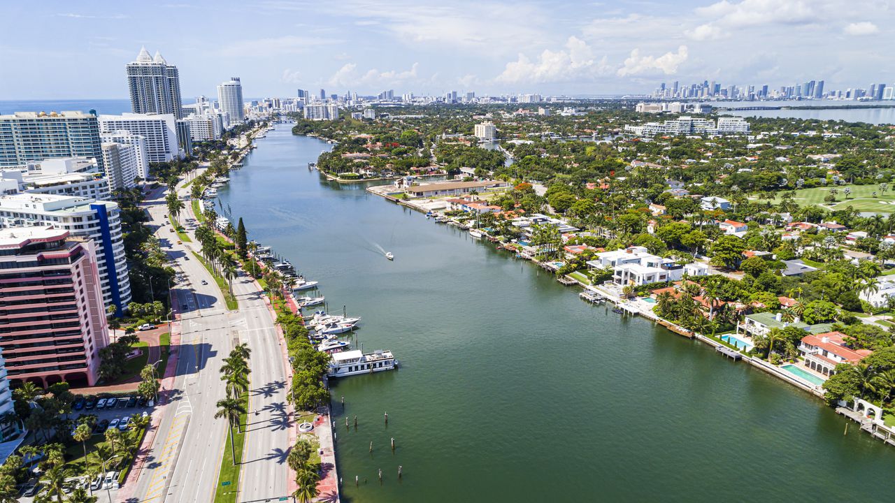 Miami Beach, Florida, vista aérea, Indian Creek La Gorce Island Country Club, mansiones frente al mar, casas y horizonte de la ciudad.