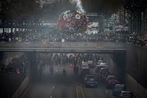 Los manifestantes se paran en la carretera durante una manifestación en Lyon, centro de Francia, el jueves 23 de marzo de 2023. (AP Photo/Laurent Cipriani)