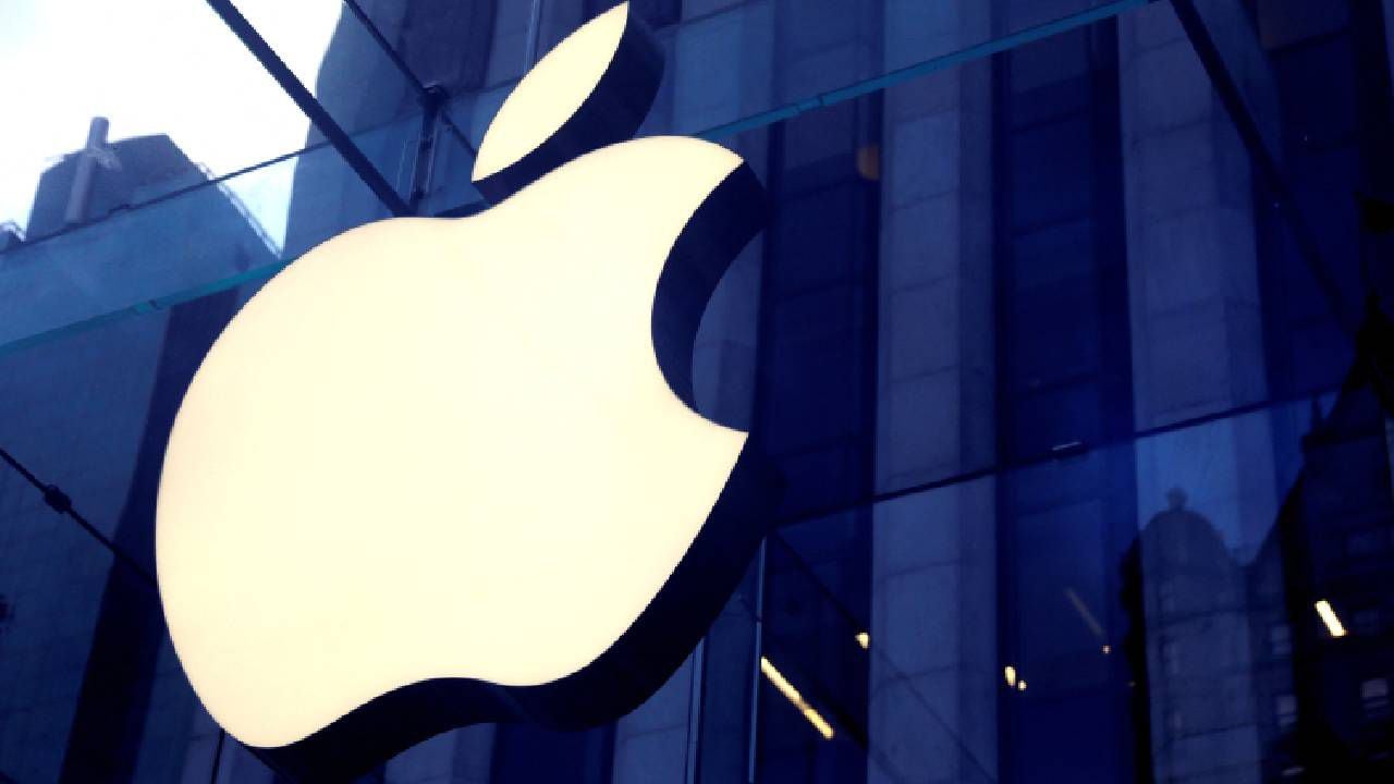 El logotipo de Apple Inc. se ve colgado en la entrada de la tienda Apple en la 5ta Avenida de Nueva York.