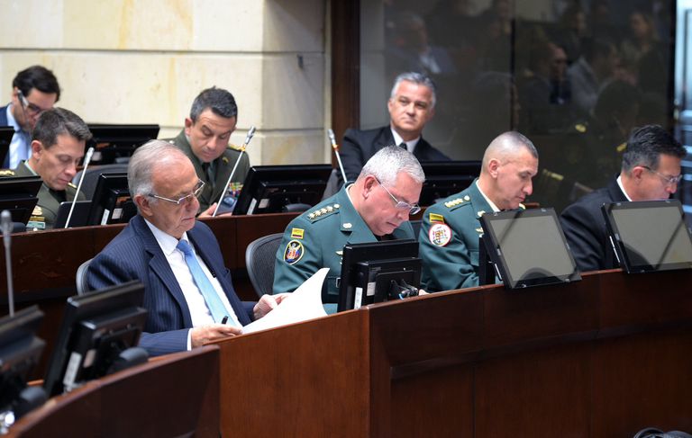 El ministro Iván Velásquez estuvo acompañado de la Cúpula Militar en el Congreso.
