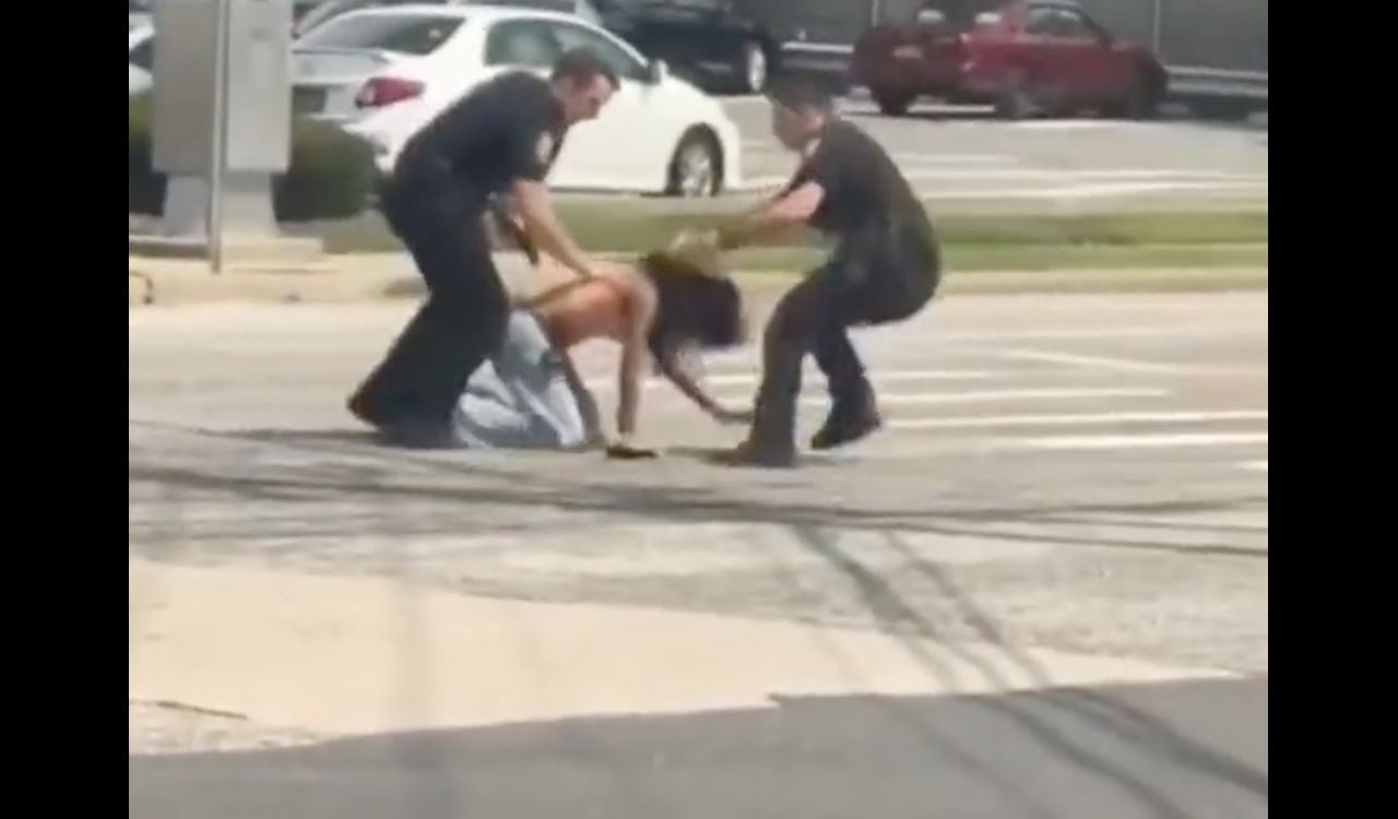 Momento en el que la policía pone bajo custodia a la mujer