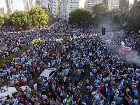 Las calles de Rosario se llenaron de hinchas celebrando que Argentina es campeona del mundo. (Photo by AFP)