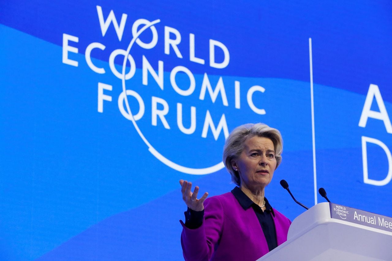 La presidenta de la Comisión Europea, Ursula von der Leyen, se dirige al Foro Económico Mundial (FEM) en Davos, Suiza. REUTERS/Arnd Wiegmann