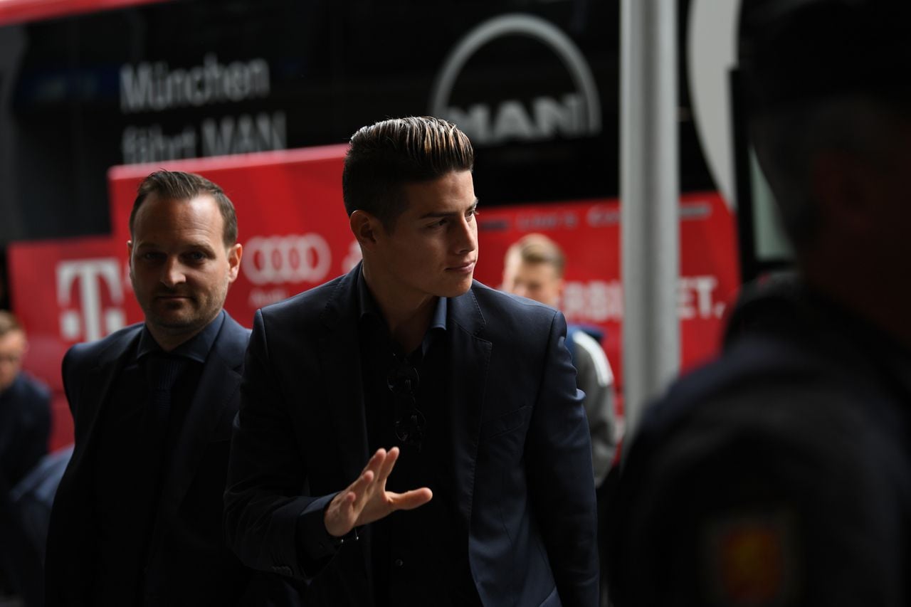 dpatop - Bayern Munich's James Rodriguez (C) arrives to the team's hotel ahead of Tuesday's UEFA Champions League semifinals second leg soccer match between Real Madrid and Bayern Munich, in Madrid, Spain, 30 April 2018. Photo: Andreas Gebert/dpa (Photo by Andreas Gebert/picture alliance via Getty Images)