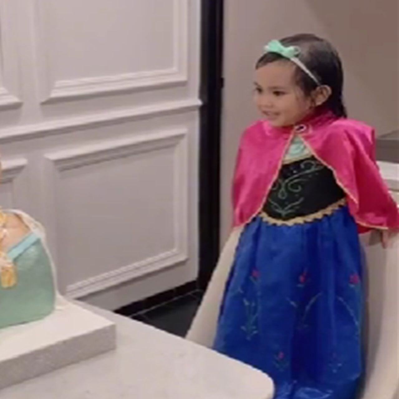Niña recibe un pastel bien gacho de 'Frozen' y su reacción se hace viral