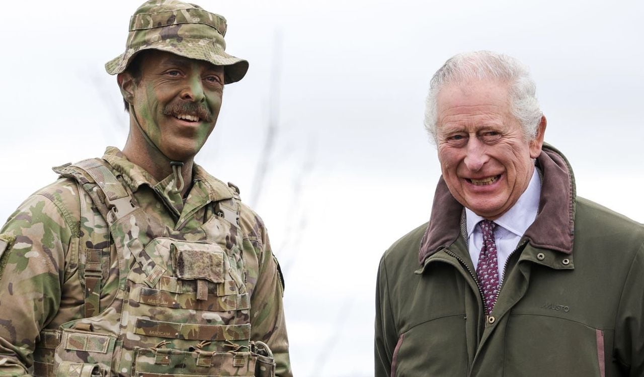 Con una sonrisa, el Rey Carloss III le dio moral a los soldados ucranianos que se entrenan en Reino Unido