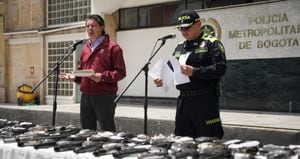 El secretario de Seguridad, Aníbal Fernández de Soto, y el comandante operativo de la Mebog, coronel Carlos, entregaron el balance de capturados y armas incautadas en Bogotá durante fin de semana de Halloween.