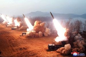 Simulacro de asalto de fuego en un lugar no revelado en Corea del Norte el 10 de marzo de 2023