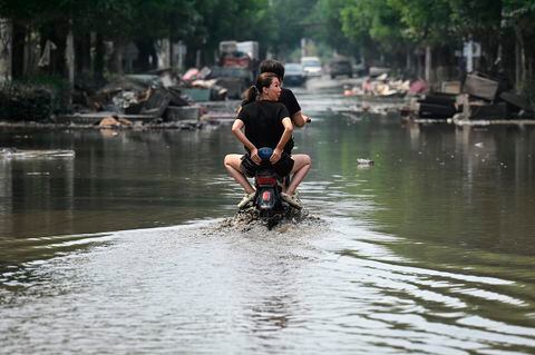 Pekín, China | AFP | miércoles 09/08/2023 - 06:12 UTC-5 | 498 palabras

por Sébastien RICCI

Las lluvias torrenciales que azotaron el norte de China en los últimos días dejaron al menos 62 muertos, según un balance difundido este miércoles, que triplicó el número de víctimas sólo en Pekín en un lapso de una semana. 

El tifón Doksuri, degradado a tormenta tras azotar la vecina Filipinas, arrasó parte de China la semana pasada con lluvias inusualmente intensas que causaron daños considerables.