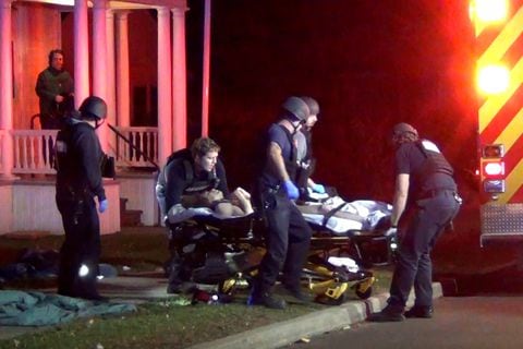 Los socorristas llevan a una víctima a una ambulancia después de que un hombre armado disparara e hiriera a tres estudiantes universitarios de ascendencia palestina en Burlington, Vermont, EE. UU., el 25 de noviembre de 2023, en una imagen fija de un video.