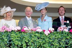 La reina Camilla, el rey Carlos III, Lady Gabriella Kingston y Thomas Kingston en junio de 2023, en Ascot (Inglaterra).