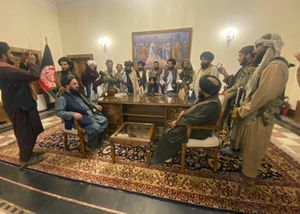 Los talibanes discuten sobre sus próximos movimientos luego de tomar el palacio presidencial de Kabul, capital afgana (AP Photo/Zabi Karimi)