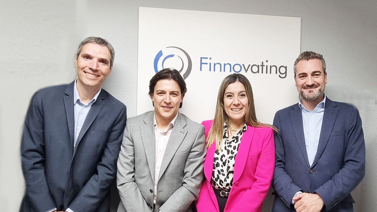 De derecha a izquierda: Javier Tordable, director de negocios (CBO) de Finnovating; Iván Camilo Pérez Orozco, oficial de inversión senior de Invest in Bogota; Isabella Muñoz, directora ejecutiva de Invest in Bogota; Rodrigo García de la Cruz CEO de Finnovating.