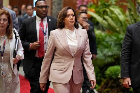 La vicepresidenta de Estados Unidos, Kamala Harris, sale después de asistir a la Cumbre de Asia Oriental en la Cumbre de la Asociación de Naciones del Sudeste Asiático (ASEAN) en Yakarta, Indonesia