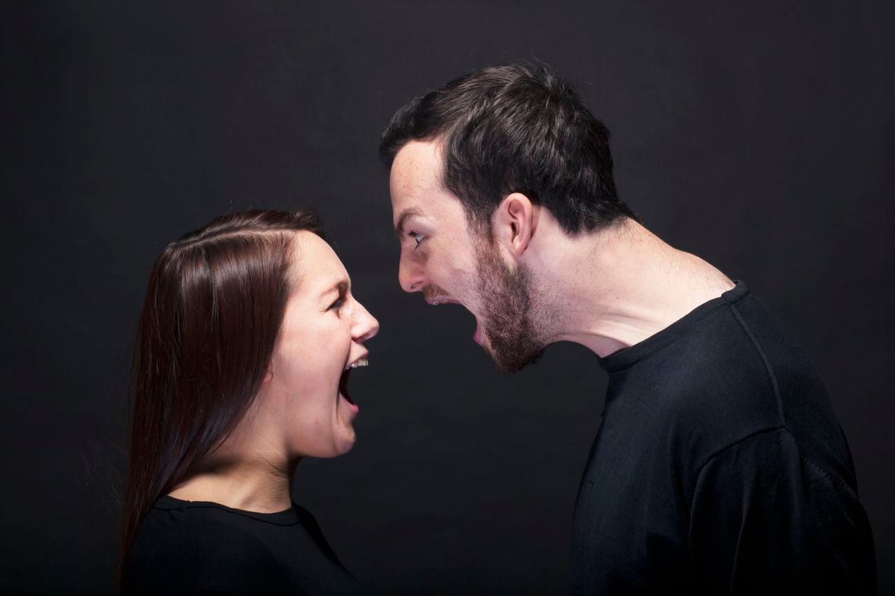 retrato sobre fondo negro, pareja joven gritando