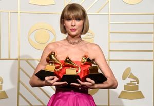 ARCHIVO - Taylor Swift posa en la sala de prensa tras ganar los premios Grammy al álbum del año y mejor álbum pop vocal por "1989", y mejor video musical por "Bad Blood", el 15 de febrero de 2016 en Los Ángeles. (Foto por Chris Pizzello/Invision/AP, Archivo)