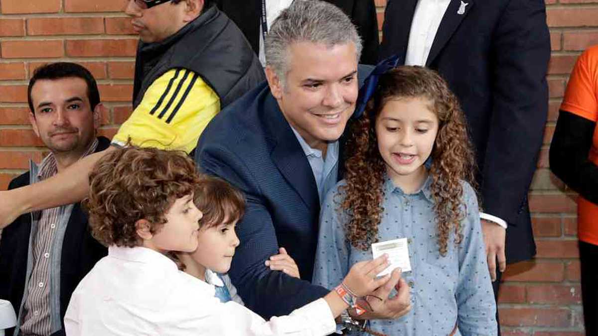 El día de las elecciones, los niños Duque-Ruíz fueron tan protagonistas como su papá. Desde Andrés Pastrana, no habían pequeños en la Casa de Nariño.