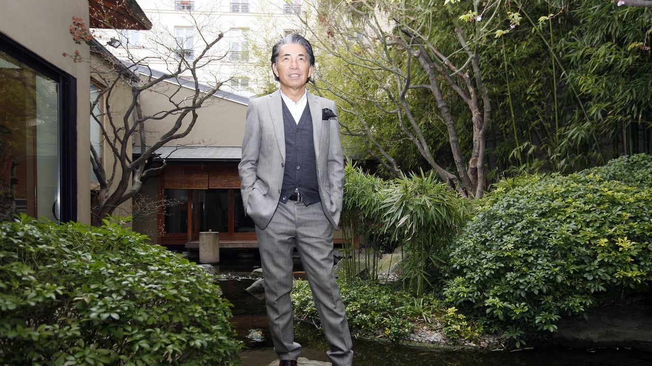En esta fotografía de archivo del martes 24 de marzo de 2009, el diseñador de moda japonés Kenzo Takada posa frente a su casa en París.