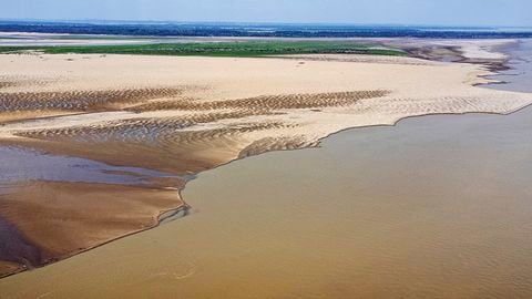 Vista aérea captada el 4 de octubre de 2023 en los bancos de arena de un río afectado por la sequía en Manaos, Brasil.