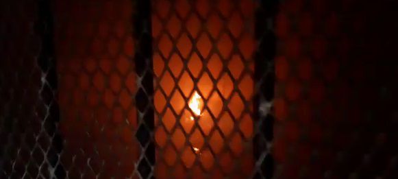 Los internos quemaron sus colchonetas para intentar escapar.