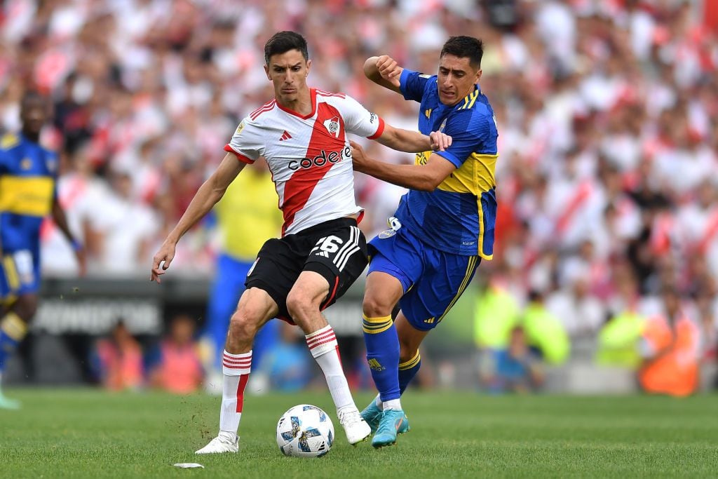 BUENOS AIRES, ARGENTINA - FEBRUARY 25: Ignacio Fernandez of River Plate and Miguel Merentiel of Boca Juniors battle for the ball during a Copa de la Liga Profesional 2024 derby match between River Plate and Boca Juniors  at Estadio Más Monumental Antonio Vespucio Liberti on February 25, 2024 in Buenos Aires, Argentina. (Photo by Marcelo Endelli/Getty Images)