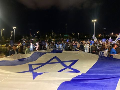 Personas muestran su apoyo a Israel.