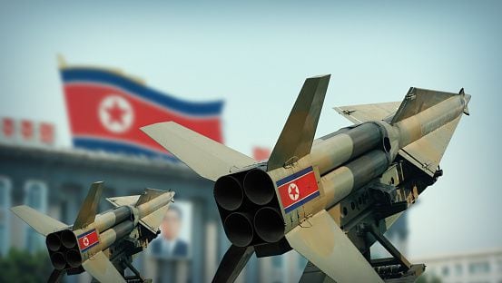 Corea del Norte lanzó dos misiles balísticos de corto alcance al mar de Japón, en el que Seúl señala que podría ser una reacción contra el despliegue de portaaviones estadounidenses en Corea del Sur.