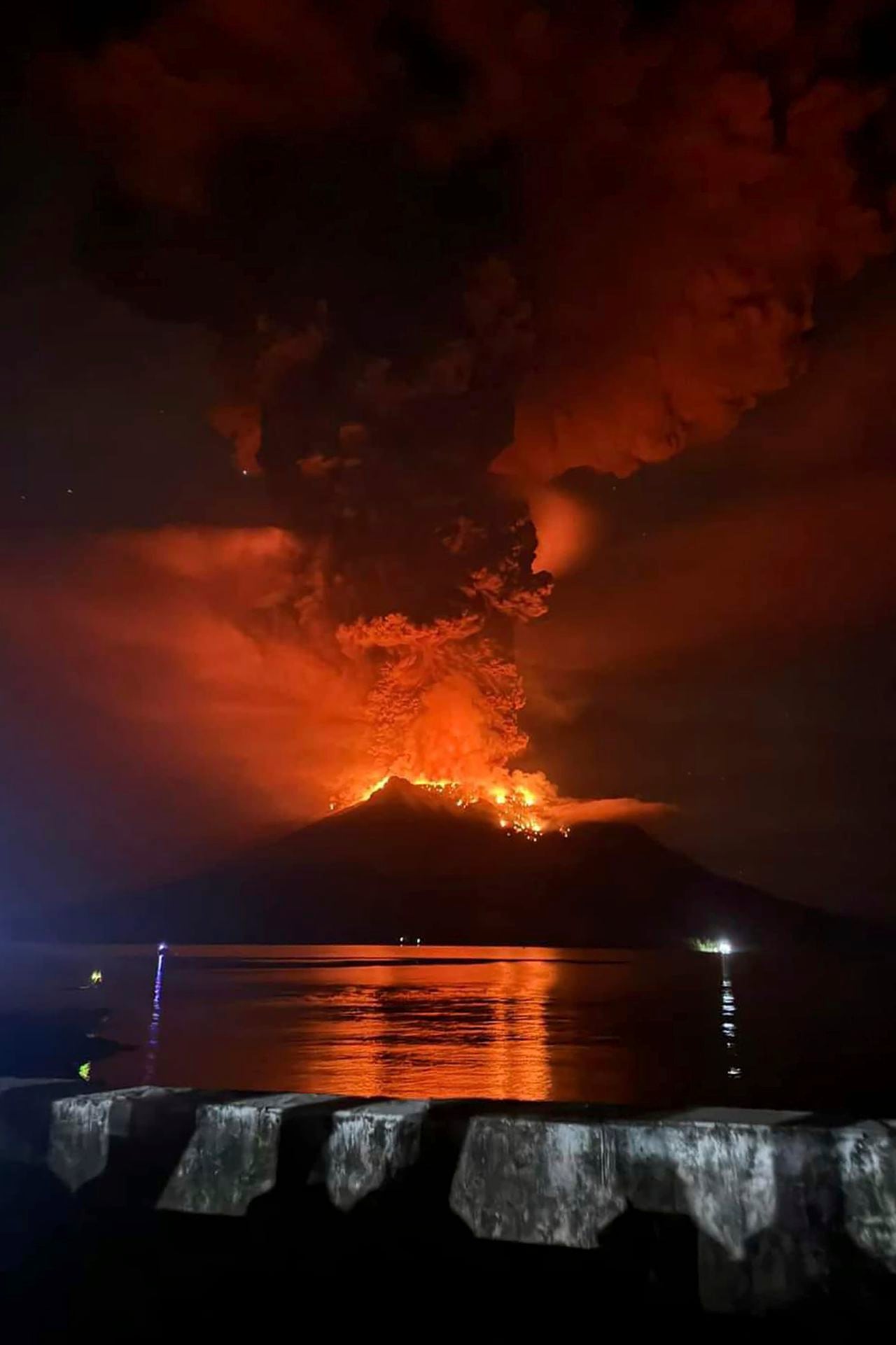 "Anoche (miércoles) hubo gente que se evacuó por su cuenta pero sin dirección debido a la erupción del volcán y las piedras que caían", comentó Jandry Paendong, de la agencia local de búsqueda y rescate en un comunicado.