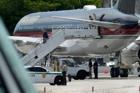 El expresidente Donald Trump llega al Aeropuerto Internacional de Miami el lunes 12 de junio de 2023.