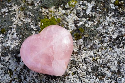 La historia rica y fascinante del cuarzo rosa lo convierte en un objeto de deseo para aquellos que buscan un símbolo perdurable de amor y conexión.
