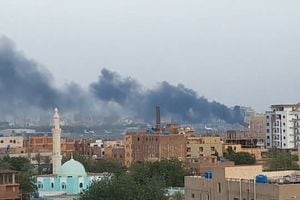 El humo se eleva desde la pista del Aeropuerto Internacional de Jartum mientras arde un incendio, en Jartum, Sudán, el 17 de abril de 2023