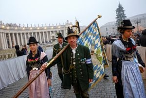 Miembros de un grupo bávaro caminan en la Plaza de San Pedro el día del funeral del ex Papa Benedicto XVI en el Vaticano. REUTERS/Kai Pfaffenbach