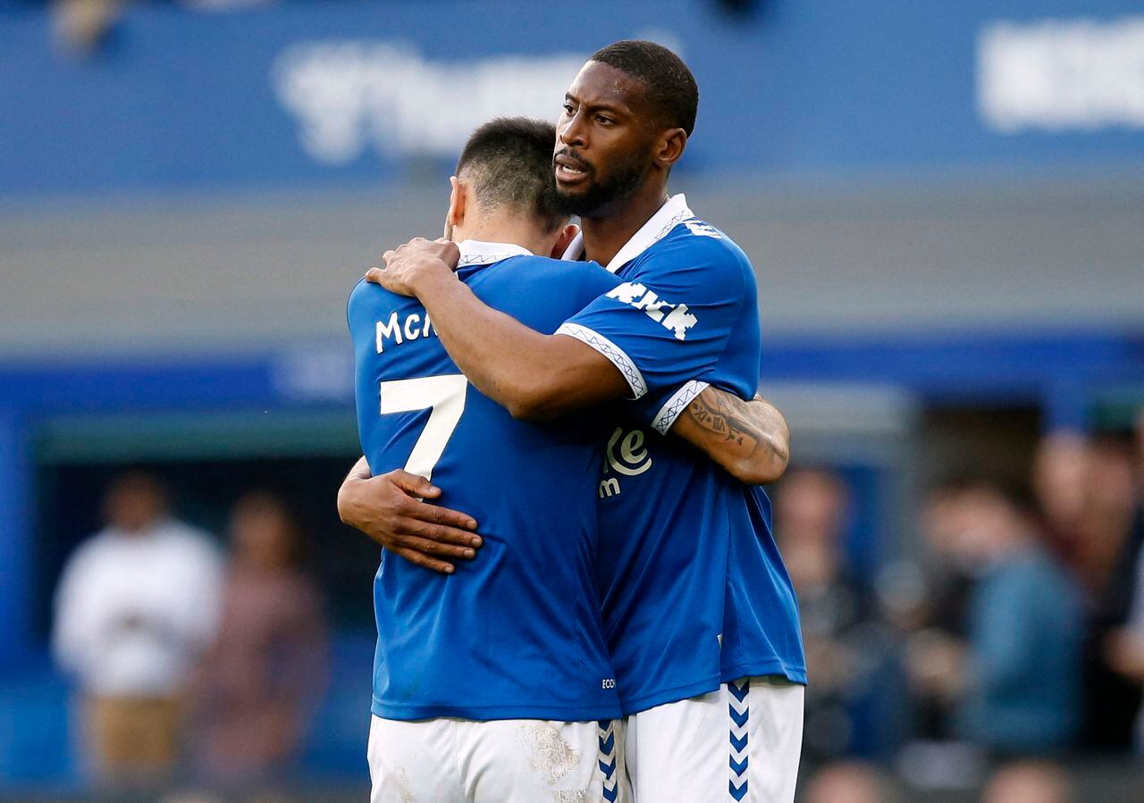 Jugadores del Everton se abrazan tras una victoria sobre Bournemouth.