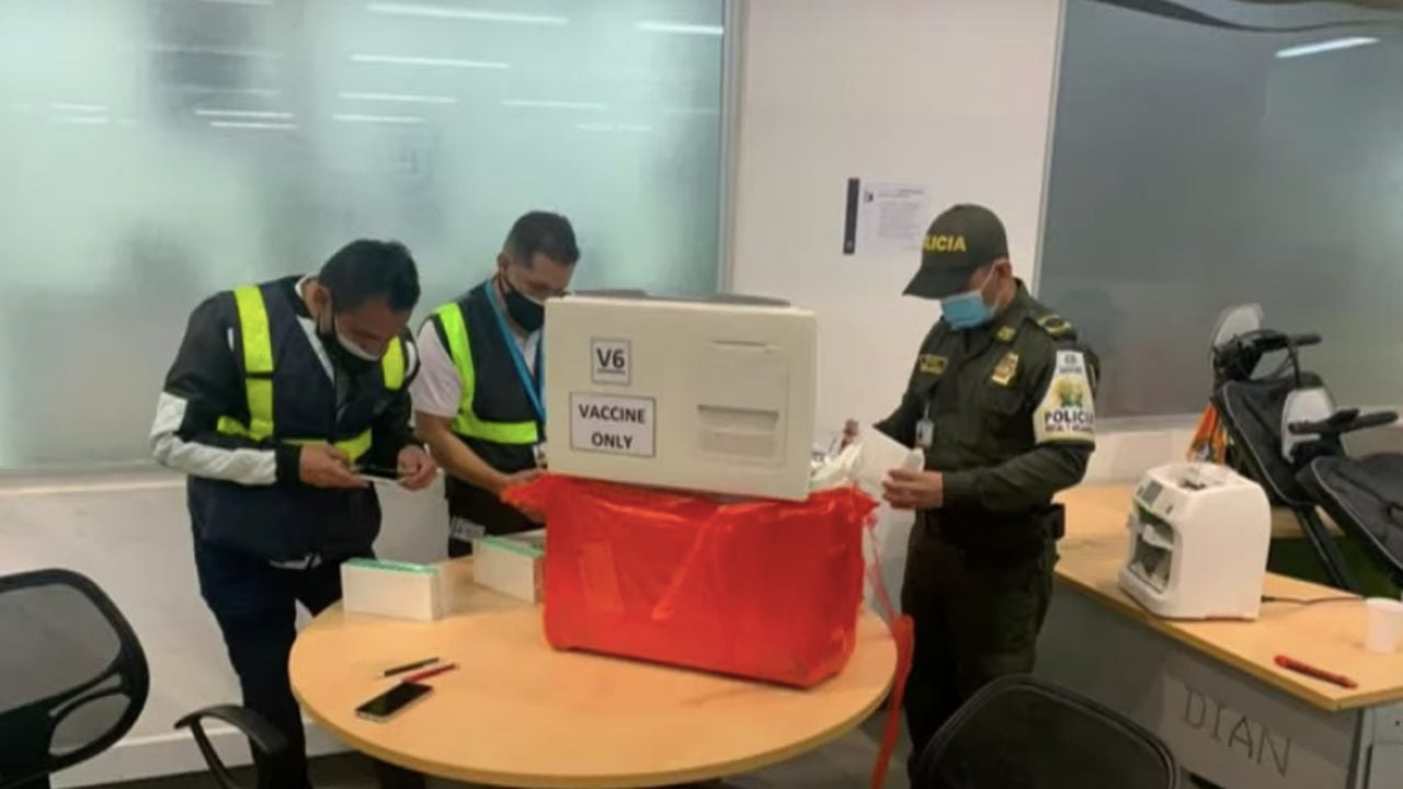 Las autoridades del Aeropuerto El Dorado retuvieron 70 vacunas que iban a ingresar ilegalmente al país.