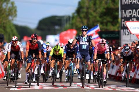 ÍSCAR, ESPAÑA - 15 DE SEPTIEMBRE: Alberto Dainese de Italia y Team DSM - Firmenich celebra en la línea de meta como ganador de etapa por delante de Filippo Ganna de Italia y Team INEOS Grenadiers, Davide Cimolai de Italia y Team Cofidis, Ivan García Cortina de España y Movistar Team , Marijn Van Den Berg de los Países Bajos y el equipo EF Education-EasyPost y Rui Oliveira de Portugal y el UAE Team Emirates durante la 78.ª Vuelta a España 2023, etapa 19, una etapa de 177,1 km desde La Bañeza hasta Íscar / #UCIWT / el 15 de septiembre. 2023 en Íscar, España. (Foto de Alexander Hassenstein/Getty Images)