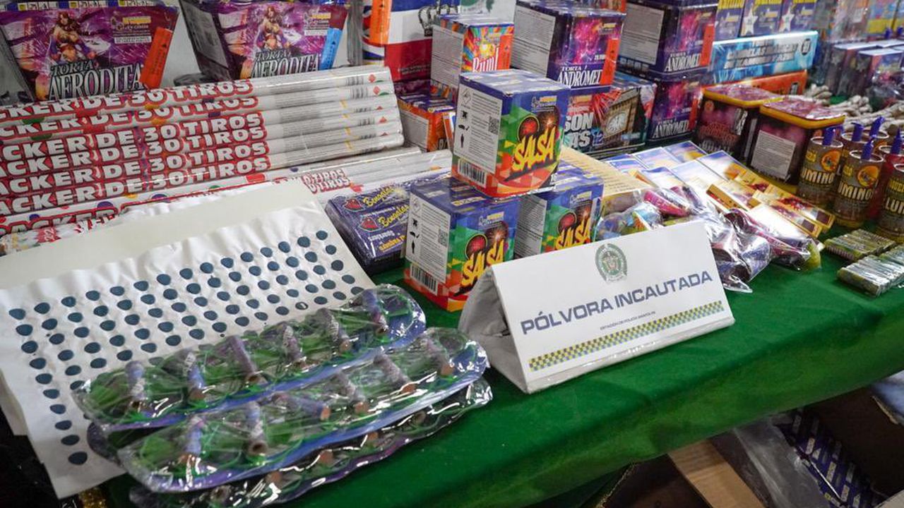 La Policía Metropolitana de Bogotá confirmó que en un operativo adelantado en el centro de la ciudad se logró la incautación de más de 600 kilos de pólvora que iban a ser comercializadas en esta temporada de Navidad y Año Nuevo.