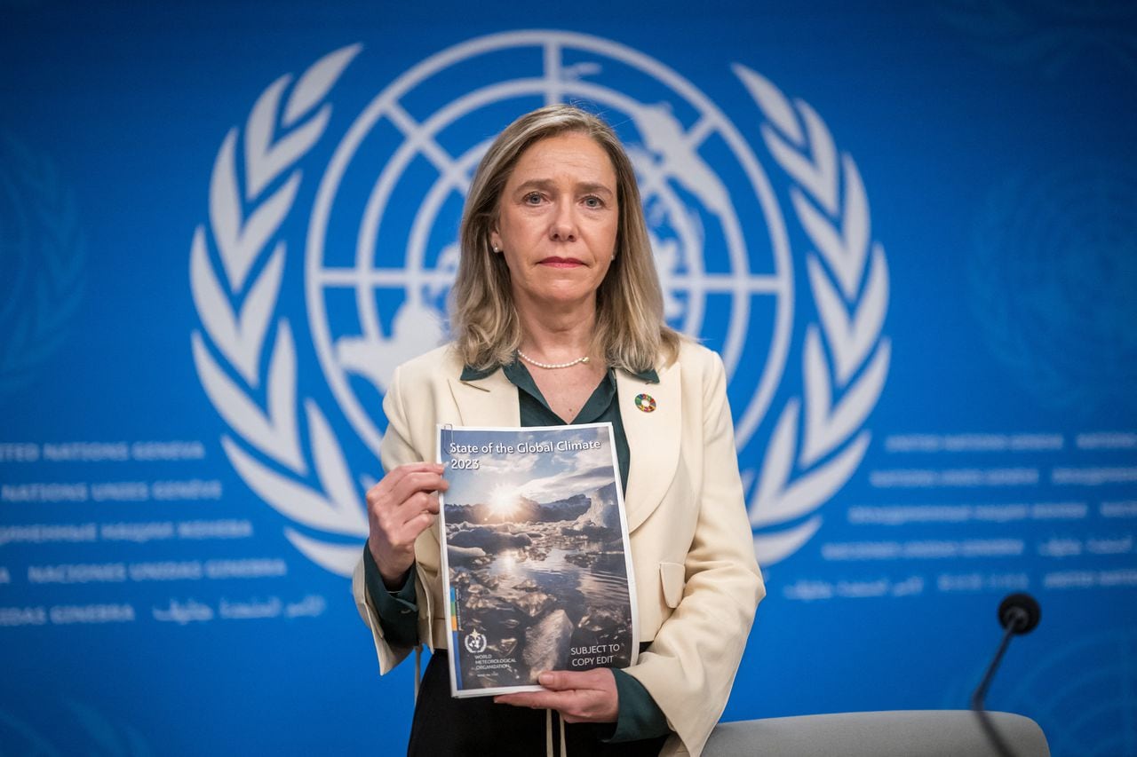 La Secretaria General de la Organización Meteorológica Mundial (OMM), Celeste Saulo, posa con el informe climático global de la OMM para 2023 antes de una conferencia de prensa en Ginebra, el 19 de marzo de 2024.