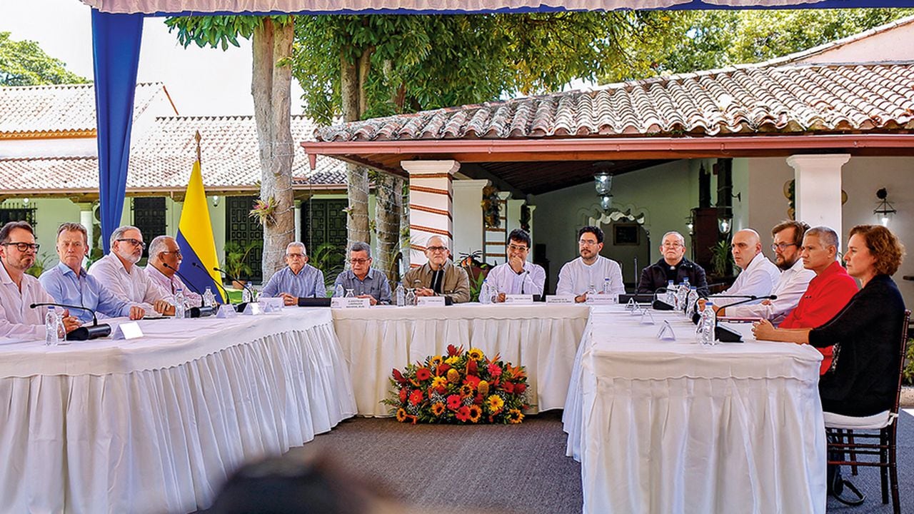    La fase exploratoria se concretó el 11 de agosto, cuando unos delegados del Gobierno Petro viajaron a Cuba en compañía de la ONU y la Iglesia. Después del intercambio de ideas, se encontraron de nuevo en Venezuela. 