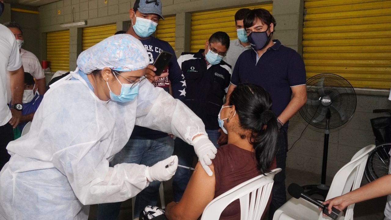 Momento en que aplicaban la dosis 500.000 de vacunas contra el covid-19 en Barranquilla.