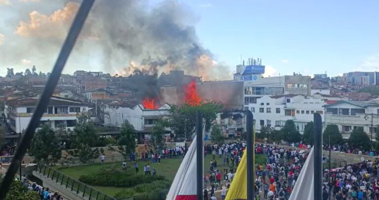 Incendio en plaza principal del municipio de Rionegro, Antioquia.