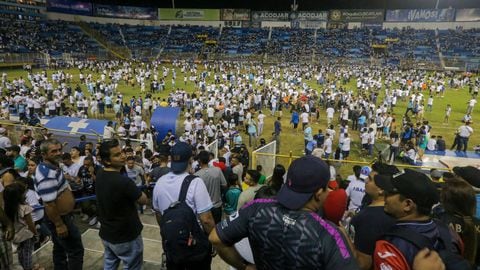 El presidente de El Salvador, Nayib Bukele, anunció que se abrió una investigación para determinar los responsables de la estampida en un estadio en El Salvador que dejó, al menos, 12 personas muertas y varias heridas.